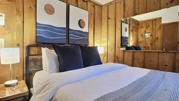 1 dormitorio, escritorio, tabla de planchar con plancha y cuna de viaje