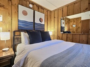 1 quarto, escrivaninha, ferros/tábuas de passar roupa, berço de viagem