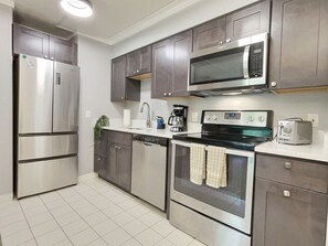 Réfrigérateur, micro-ondes, four, plaque de cuisson