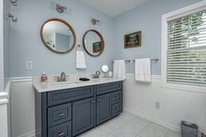 Doccia, asciugacapelli, asciugamani, sapone