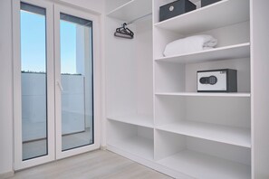5 bedrooms, blackout drapes, soundproofing, iron/ironing board - Villa Adria Dream by Litto (Kastela)