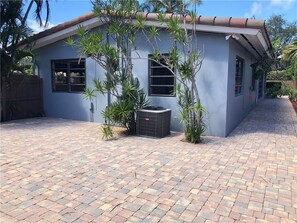 Terrace/patio - Charming 3-bedroom house in Coral Ridge, Fort Lauderdale with WiFi and AC.  (Fort Lauderdale)