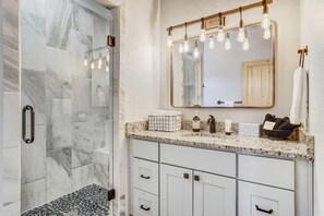 Shower, hair dryer, towels, shampoo - MTN Cabin, Peaceful Getaway, Breathtaking Views! (Divide)