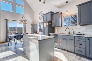 Refrigerador, microondas, horno, placa de cocina