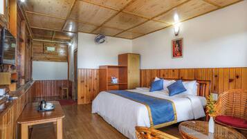 Luxury Double Room, Mountain View | In-room safe, desk, blackout drapes, soundproofing