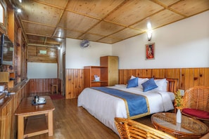 Kahden hengen luksushuone, vuoristonäköala | Tallelokero huoneessa, työpöytä, pimennysverhot, äänieristys