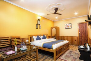 Dobbelt- eller tomannsrom – standard, hageutsikt | Safe på rommet, skrivebord, blendingsgardiner og lydisolert