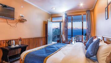 Deluxe Double Room, Mountain View | In-room safe, desk, blackout drapes, soundproofing