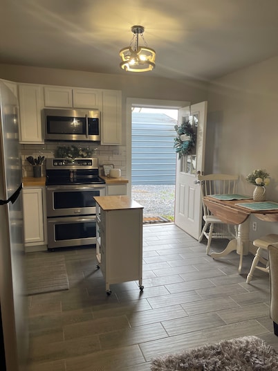 Charming and immaculate 1-bedroom Suite/Apartment in Elizabethton