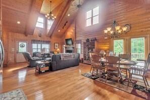Living area - Cozy Mountain Retreat W/ Scenic Views 3 Bedroom Home by RedAwning (Butler)