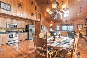 House, 3 Bedrooms | Private kitchen | Fridge, oven, coffee/tea maker, toaster