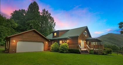 Cozy Mountain Retreat W/ Scenic Views 3 Bedroom Home by RedAwning