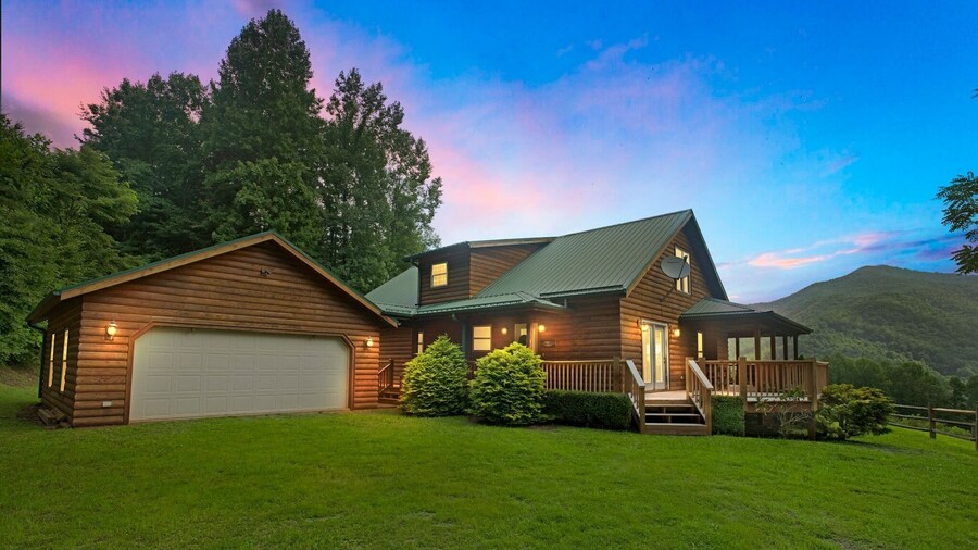 Cozy Mountain Retreat W/ Scenic Views 3 Bedroom Home by RedAwning