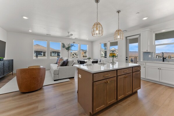 Private kitchen | Fridge, oven, coffee/tea maker, toaster - The Lagoon Neighbor 3 Bedroom Condo (St. George)