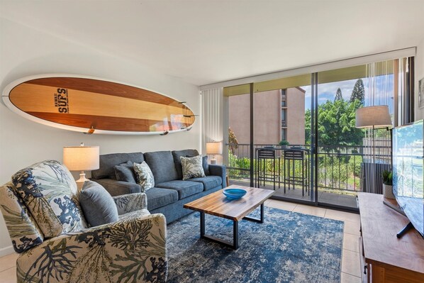 Condo, 2 habitaciones | Área de sala de estar | Smart TV 