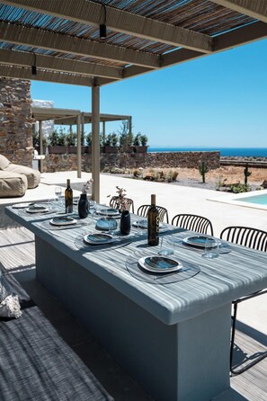 Outdoor dining - Onos Luxury Villas One (KYTHNOS)