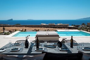 Outdoor dining - Onos Luxury Villas One (KYTHNOS)