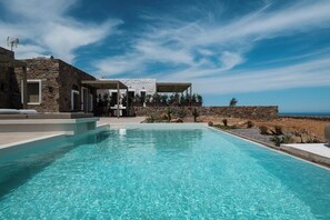 Outdoor pool - Onos Luxury Villas One (KYTHNOS)