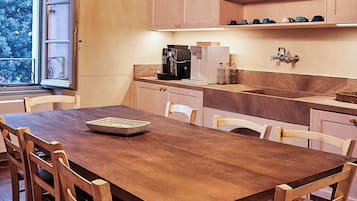 KĂžleskab, kogeplade, kĂžkkentĂžj/tallerkener/redskaber