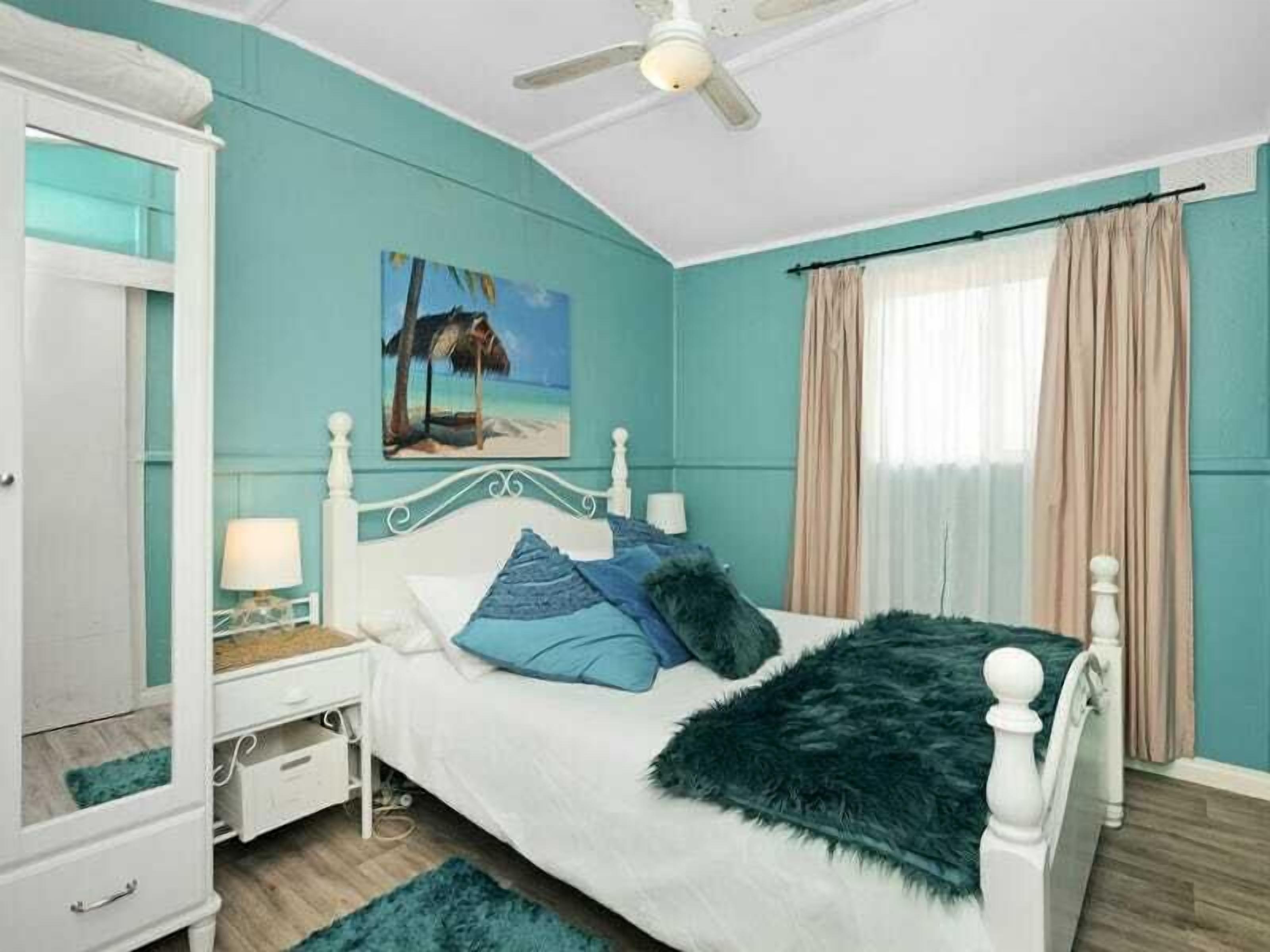 4 bedrooms, desk, iron/ironing board