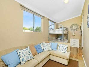 TV, video games, DVD player - 52 Albatross Ave Hayborough (Hayborough)