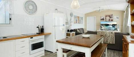 Refrigerador, microondas, horno y parrilla de estufa