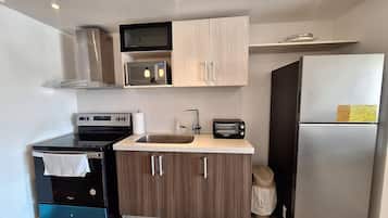 Refrigerador, microondas, horno y cafetera y tetera