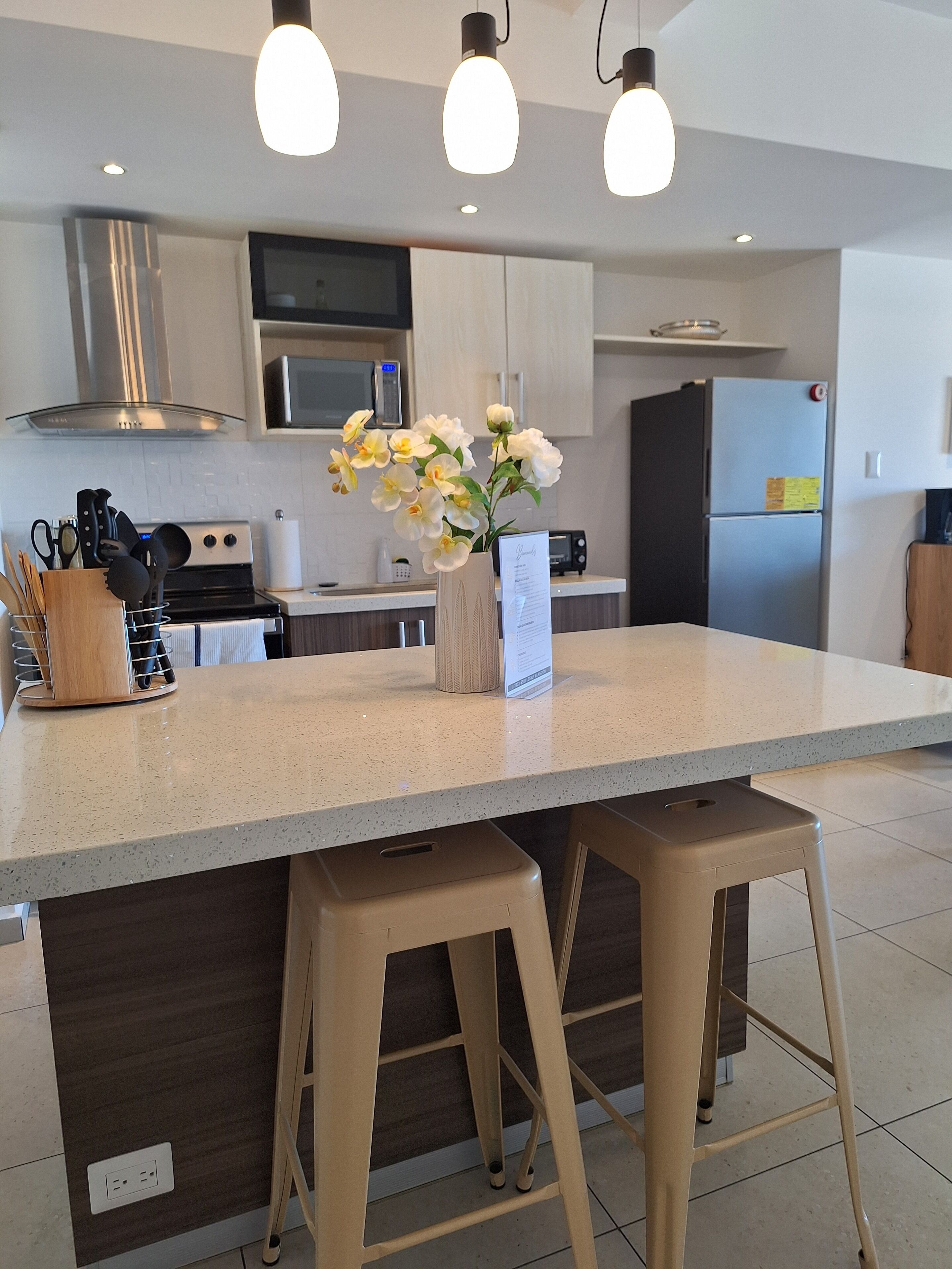 Een koelkast, een magnetron, een oven, een koffiezetapparaat/waterkoker