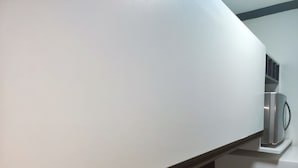Una cucina moderna con un piano di lavoro elegante e un forno integrato.
