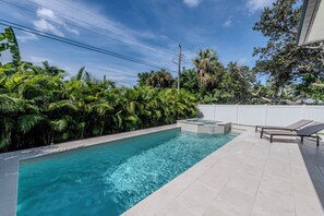 A heated pool - New Construction, 4 Bedroom, 4.5 Bathroom, Pool and Spa. Sleeps 8! (Naples)