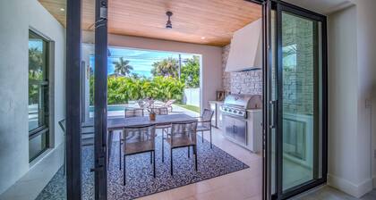 New Construction, 4 Bedroom, 4.5 Bathroom, Pool, Spa. Sleeps 8!