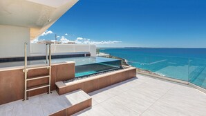 A rooftop infinity pool with a glass barrier, a metal ladder, and a view of the ocean. - 4009 Attico Smeraldo by Perle di Puglia (Gallipoli)