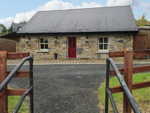 Exterior - CANAL COTTAGE, pet friendly in Drumshanbo, County Leitrim (Drumshanbo)