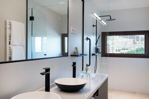 Standardzimmer (1 o 2 camas) | Badezimmer | Dusche, Haartrockner, Handtücher, Seife
