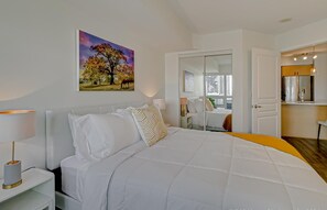 1 slaapkamer, een bureau, een strijkplank/strijkijzer, reisbedje
