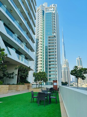 Exterior - Stunning Studio Dubai with Infinity Pool and Canal View (Dubai)