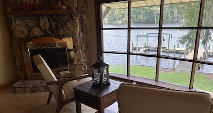 Charming 2-bedroom Waterfront House with private boat slip on Blount's Creek