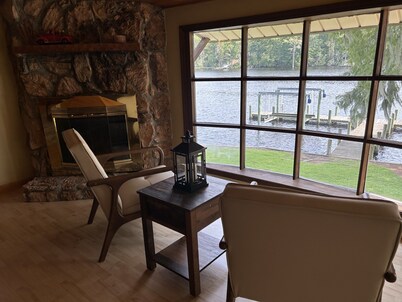 Charming 2-bedroom Waterfront House with private boat slip on Blount's Creek