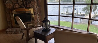 Charming 2-bedroom Waterfront House with private boat slip on Blount's Creek