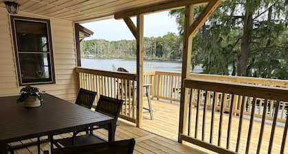 Charming 2-bedroom Waterfront House with private boat slip on Blount's Creek