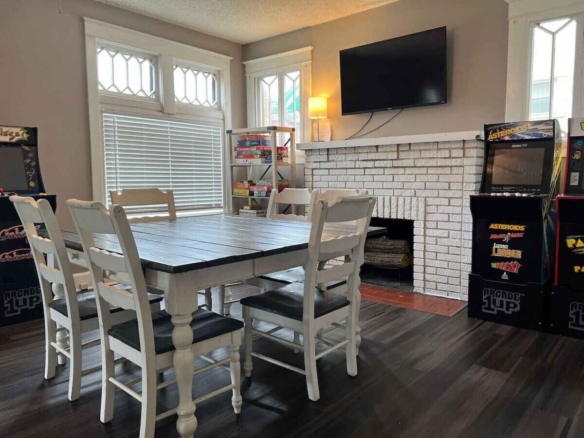 House w/ 10 Beds, Sleeps 16+ free Driveway Parking
