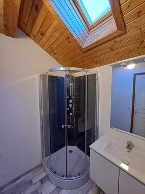 Dusj, hårføner og håndklær