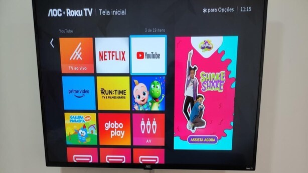 Un televisor que muestra varios iconos de servicios de transmisión y una pantalla promocional de Shake Shack.