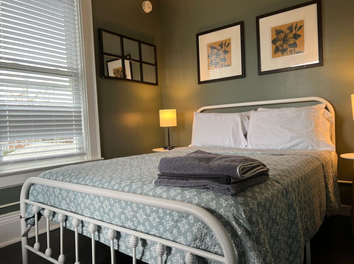Niagara Falls, New York ✔ Sleeps 20 ✔ 10 bedroom ✔