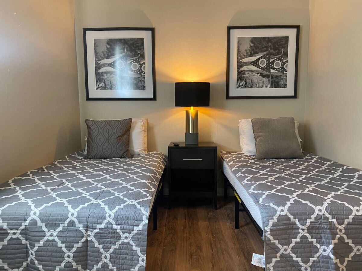 Dayton! 6 Beds, Sleeps 8, 4 Bedrooms + WIFI!