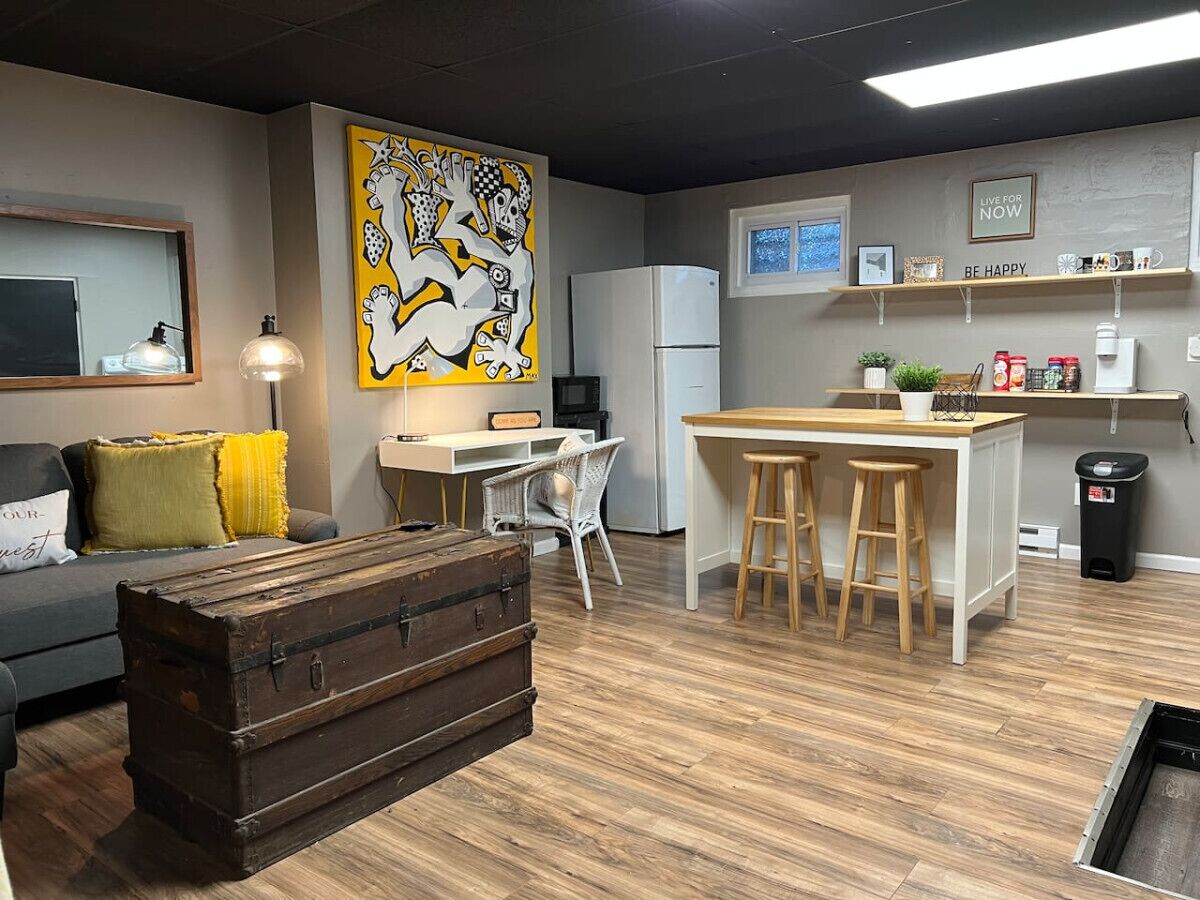 Cozy Artist Apartment, Queen Bed Stylish + WIFI!