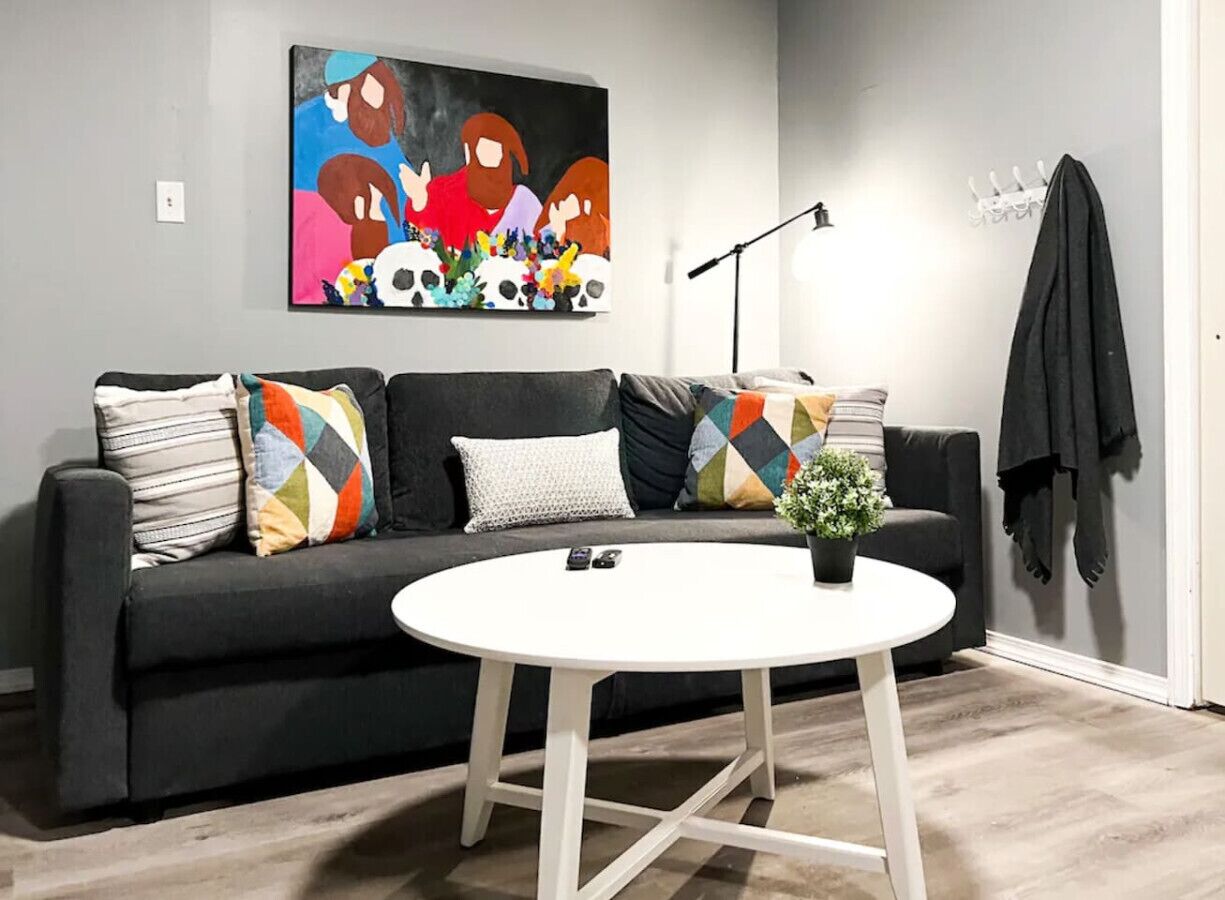 Spacious 3 Bedroom w/ 7 beds + Sleeps up to 10