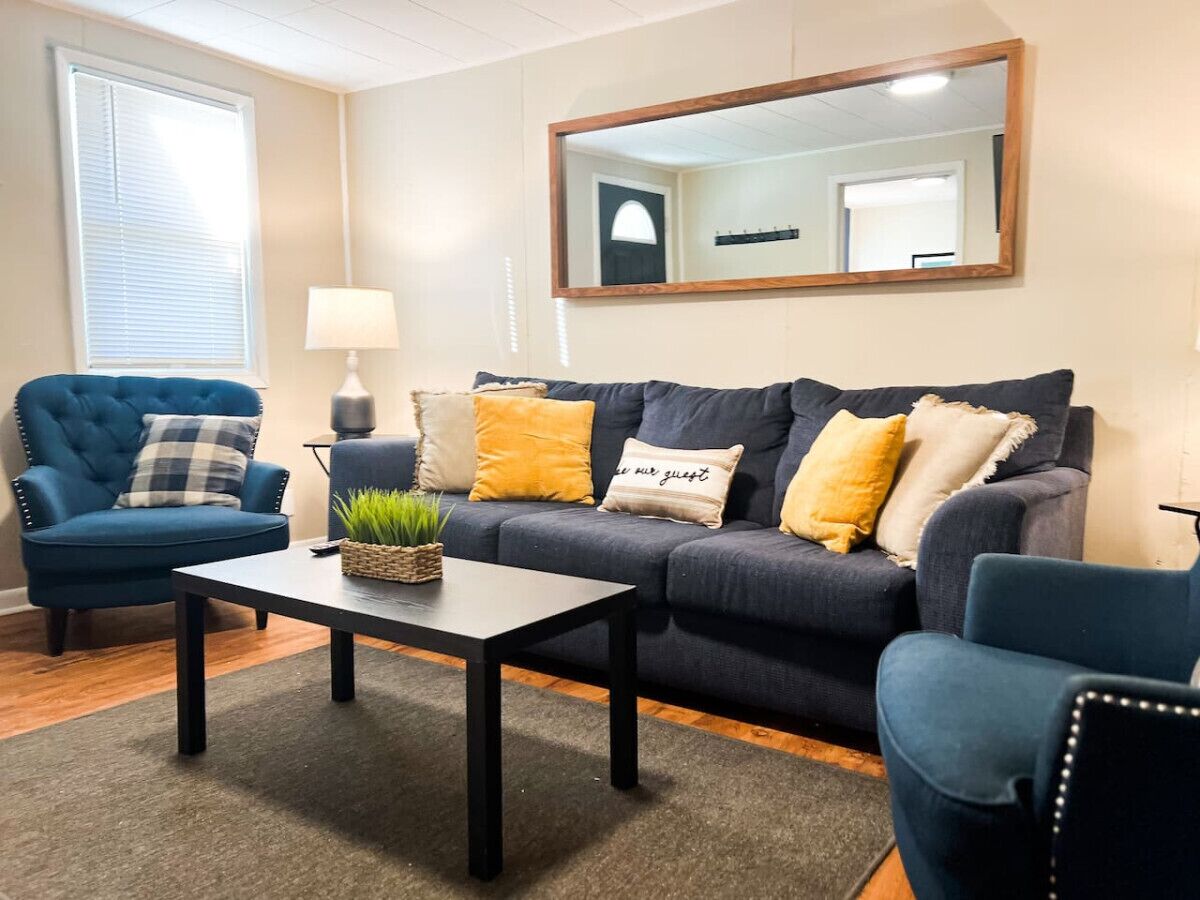 3BR Home: 6 Beds, 4 TVs, Large Parking Area