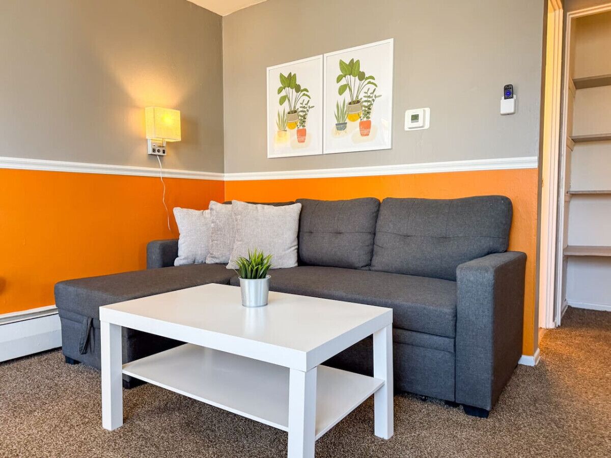 Sleeps 4! Cozy 1 Bedroom w/ Comfy Queen Mattress