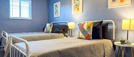 2 bedrooms, desk, WiFi, bed sheets